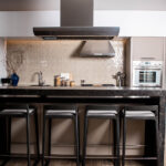 דגם אבן קיסר 5100 Vanilla Noir במטבח קיר אחד מודרני עם אי | 2117