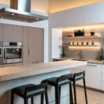 דגם אבן קיסר 5110 Alpine Mist במטבח קיר אחד מודרני עם אי | 2121