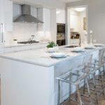 דגם אבן קיסר 5131 Calacatta Nuvo במטבח קיר אחד מודרני עם אי | 2123