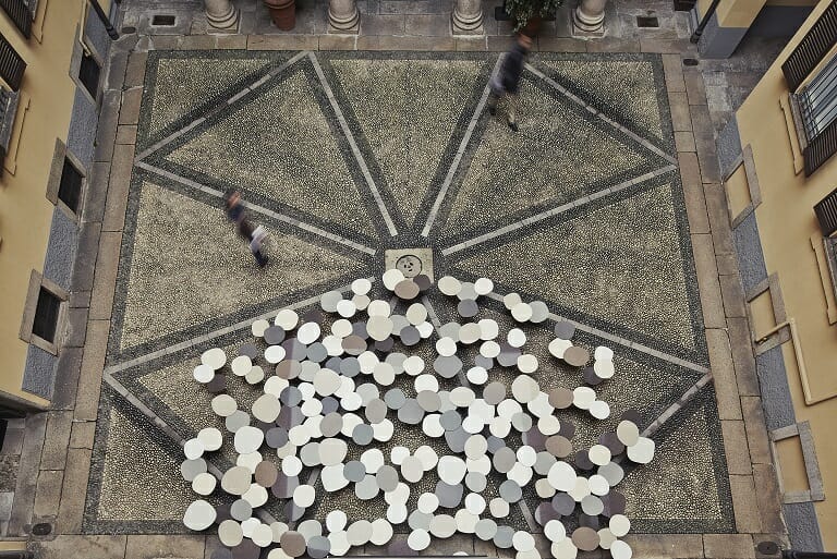 אשליה של נוף מרחף: המיצב המורכב מ- 200 משטחי אבן קיסר בטקסטורות שונות נוצר בהשראת גני האבן היפניים