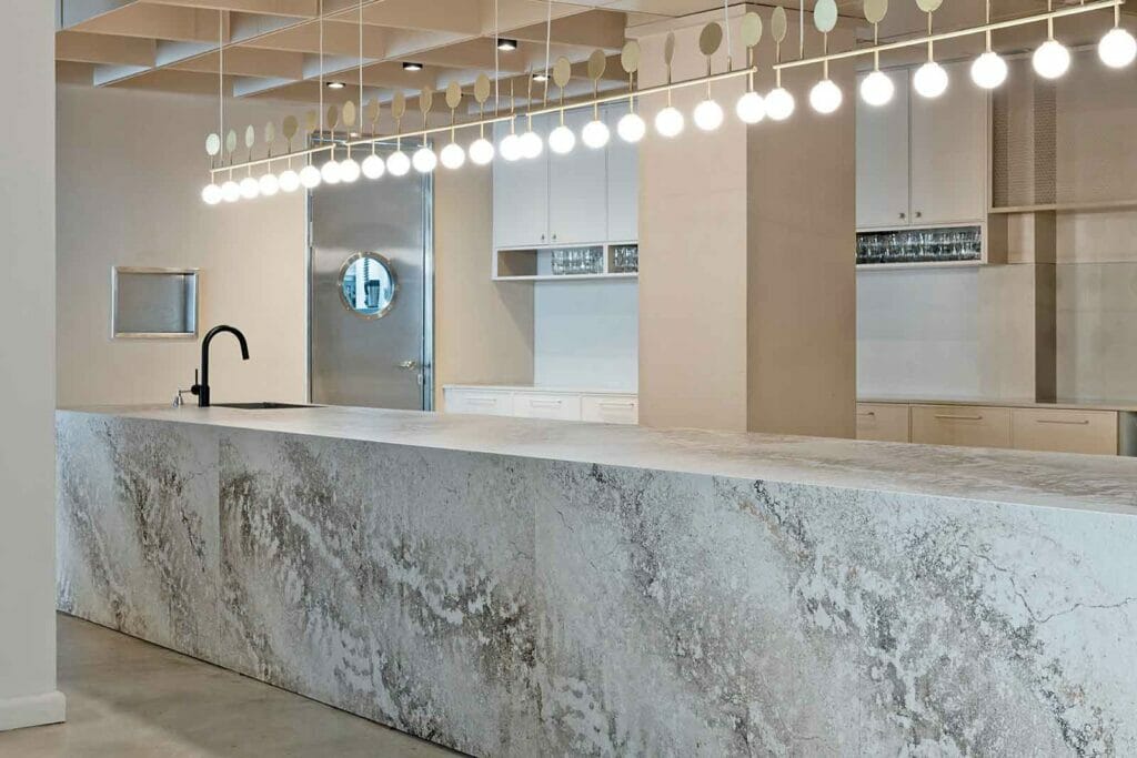 תמונת של עיצוב המשרדים של חברת Playstudios בניצוחם של האדריכלים רענן שטרן ושני טל אבן קיסר
