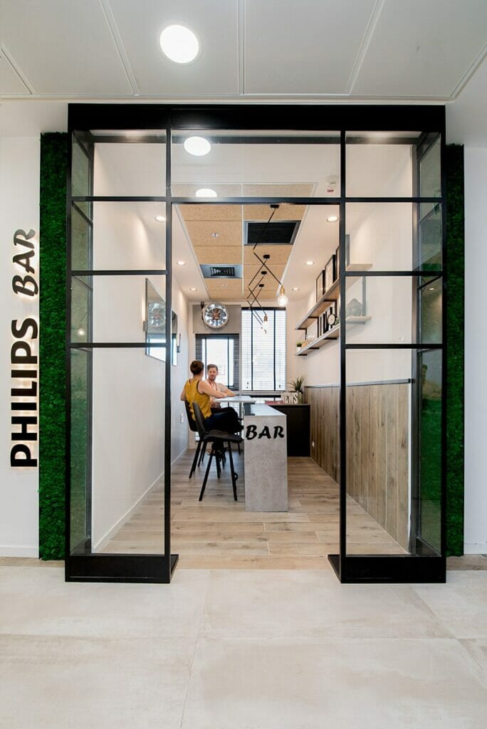 תמונה של האדריכל יקי קום בבניין המשרדים של חברת פיליפס בחיפה