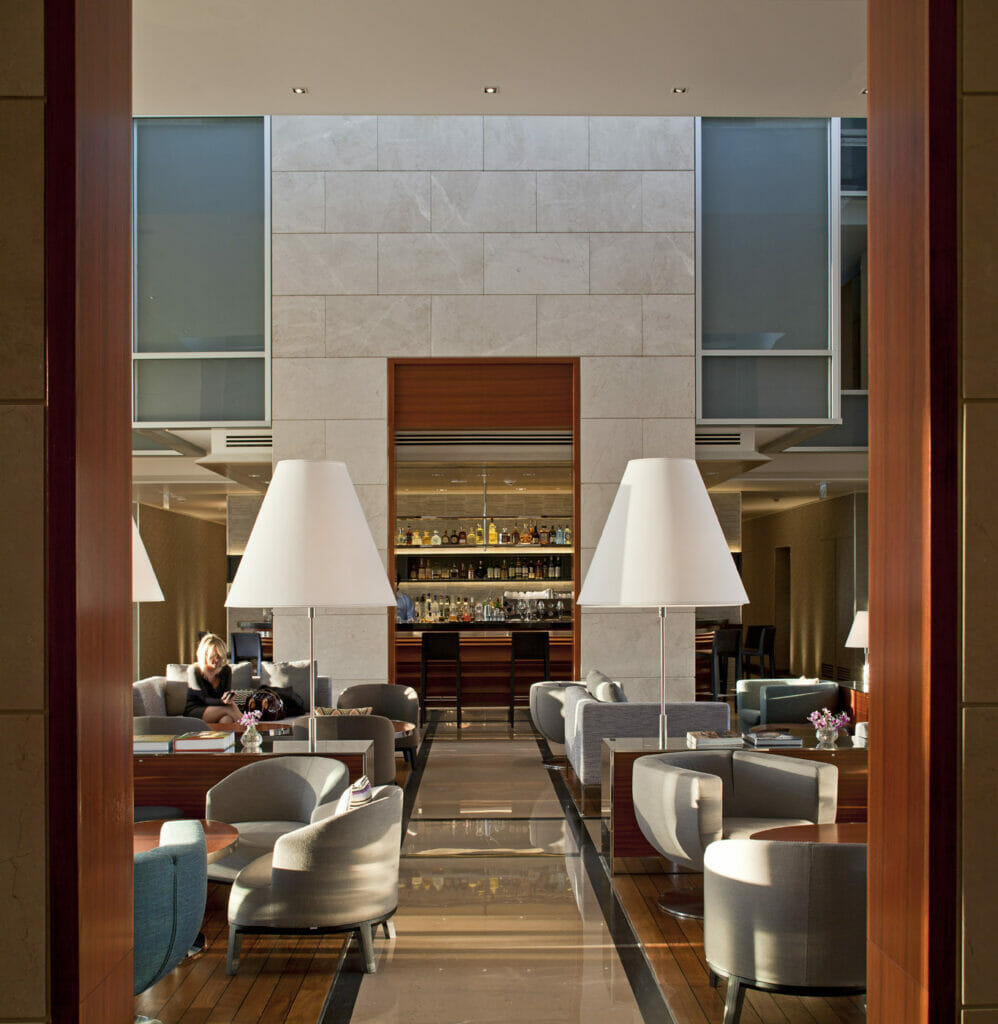 תמונה של מלון ריץ' קרלטון, הרצליה. יזם: "תדהר". אדריכל המבנה: רני זיס מתוך הבלוג של אבן קיסר חקוק באבן