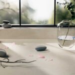 אגרטל שקוף עם פרח קרוע ליצירת אווירה רומנתית