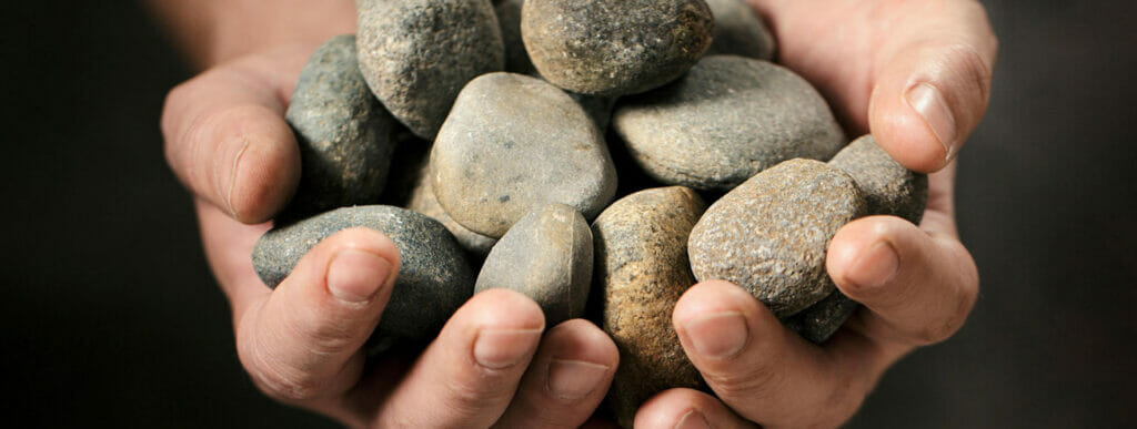 איש מחזיק את אוסף האבנים