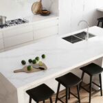 אי למטבח בהיר ולבן