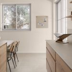 מטבח בבית קיבוצי שיש אבן קיסר דגם פורצלן 412 עיצוב פנים: הילה גדעוני צלמת: מאיה אבגור