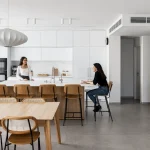 פרויקט דופלקס ברמת גן עם משטח 501 פורצלן של אבן קיסר עיצוב פנים: דניאל דנור צילום: יונתן תמיר