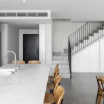 פרויקט דופלקס ברמת גן עם משטח 501 פורצלן של אבן קיסר עיצוב פנים: דניאל דנור צילום: יונתן תמיר