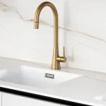 תמונה מפרויקט של סטודיו בצלאל משטח מדגם פורצלן Sleet 502 של חברת אבן קיסר אדרכילות ועיצוב פנים: בצלאל בנימין | צלם: דניאל צאירי