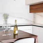 תמונה מפרויקט של סטודיו בצלאל משטח מדגם פורצלן Sleet 502 של חברת אבן קיסר אדרכילות ועיצוב פנים: בצלאל בנימין | צלם: דניאל צאירי