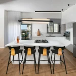 תמונה מפרויקט של סטודיו בזלת משטח מדגם פורצלן Sleet 502 של חברת אבן קיסר אדריכלות ועיצוב פנים: שירה דרומי ואנוק רון צלם: אלעד גונן