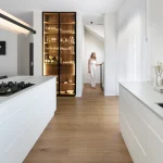 תמונה מפרויקט של סטודיו בזלת משטח מדגם פורצלן Sleet 502 של חברת אבן קיסר אדרילכות ועיצוב פנים: שירה דרומי ואנוק רון צלם: אלעד גונן