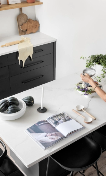 פרויקט של המעצבת פנים אורלי גונן עם משטח 503 פורצלן של אבן קיסר צילום: אורן עמוס