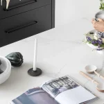 פרויקט של המעצבת פנים אורלי גונן עם משטח 503 פורצלן של אבן קיסר צילום: אורן עמוס