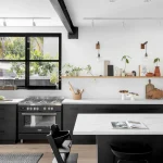 פרויקט של המעצבת פנים אורלי גונן עם משטח 503 פורצלן של אבן קיסר צילום: אורן עמוס