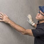 טכנאי נוגע במשטח שיש אבן קיסר