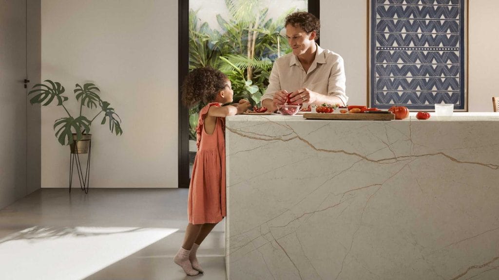 ילדה ואבא מבשלים במטבח על משטח שיש אבן קיסר פורצלן דגם isobilia 508