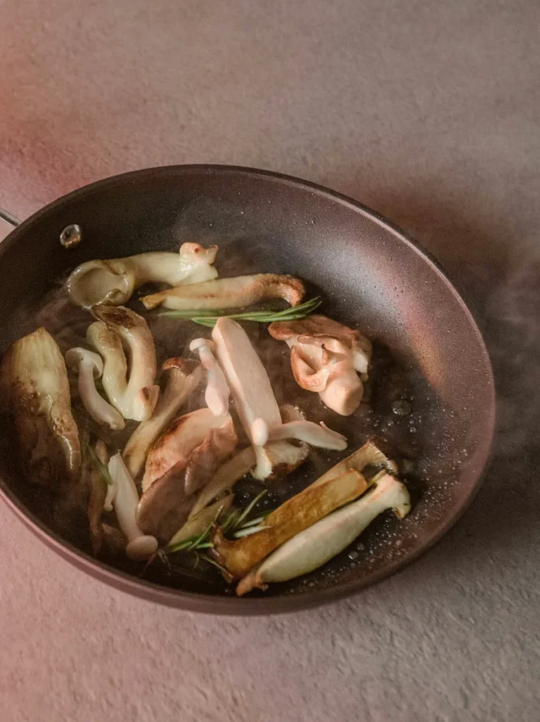 מחברת עם מאכל מוקפץ מונחת על משטח שיש פורצלן של אבן קיסר