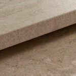 משטח של אבן קיסר שמדגים את טכנלוגיית ה-In Sync היוצרת המשכיות בין גוף, קנט ופני המשטח